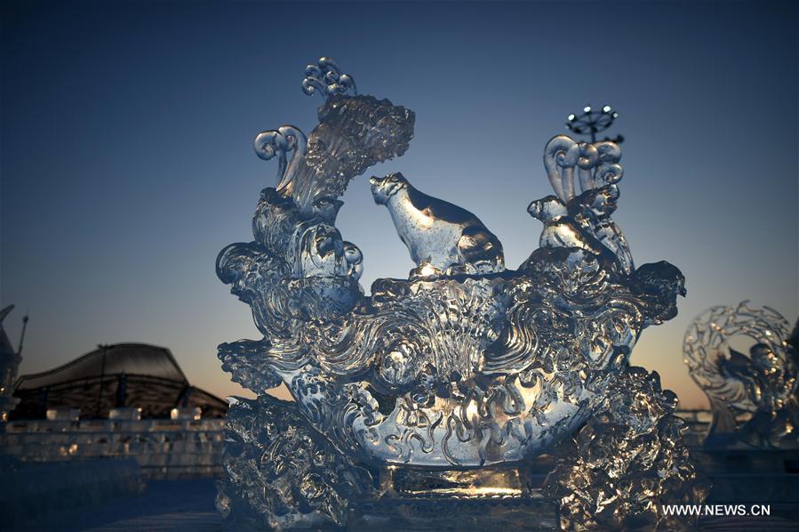 CHINA-HEILONGJIANG-HARBIN-TOURISM-ICE SCULPTURE (CN)