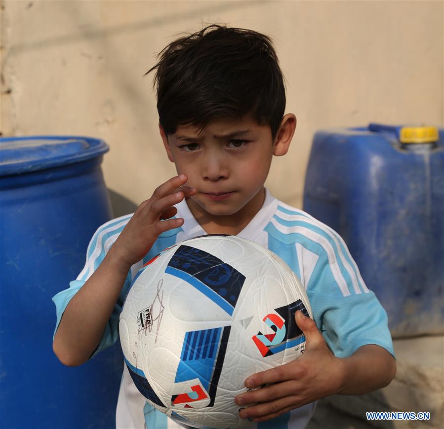 (SP)AFGHANISTAN-KABUL--LIONEL MESSI FAN-MURTAZA  AHMADI