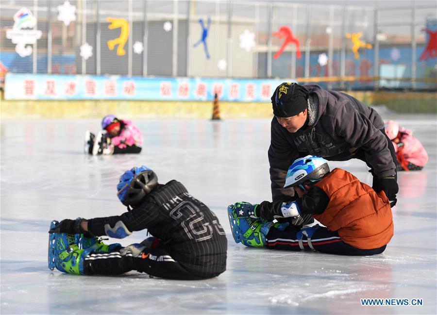 (SP)CHINA-BEIJING-YANQING-PRIMARY SCHOOL STUDENTS-SKATING(CN)