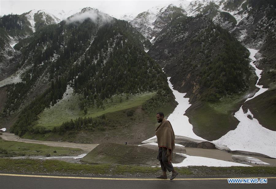 KASHMIR-SRINAGAR-SNOWFALL