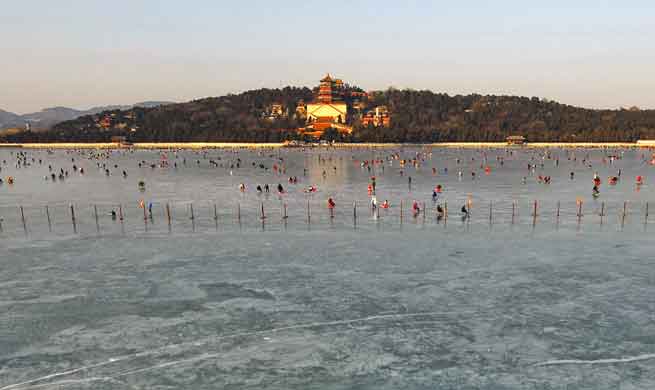 People have fun on ice rink in Beijing's Summer Palace