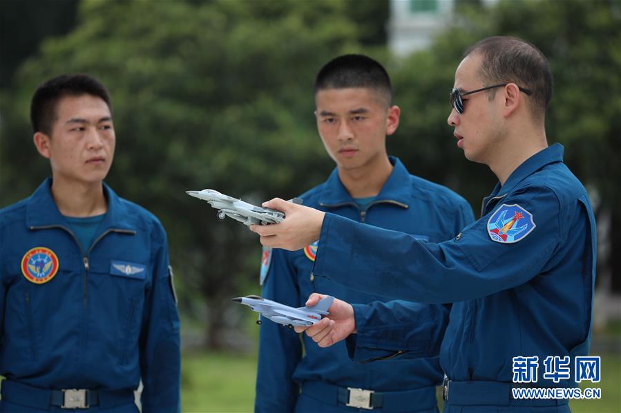 （圖文互動）（2）空中驕子——記空軍航空兵某旅飛行二大隊大隊長劉飛