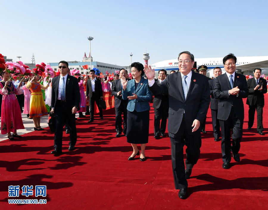  9月25日，以中共中央政治局常委、全國政協(xié)主席俞正聲為團(tuán)長的中央代表團(tuán)飛抵烏魯木齊，出席新疆維吾爾自治區(qū)成立60周年慶?；顒?。新華社記者 饒愛民 攝