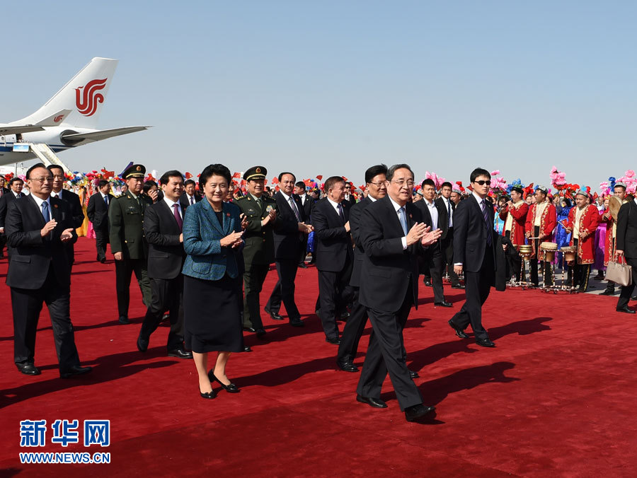 9月25日，以中共中央政治局常委、全國政協(xié)主席俞正聲為團(tuán)長的中央代表團(tuán)飛抵烏魯木齊，出席新疆維吾爾自治區(qū)成立60周年慶祝活動。新華社記者 高潔 攝