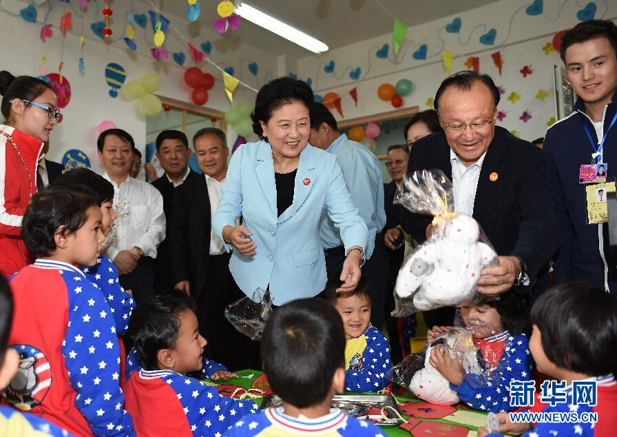 9月27日，中共中央政治局委員、國(guó)務(wù)院副總理、中央代表團(tuán)副團(tuán)長(zhǎng)劉延?xùn)|率中央代表團(tuán)分團(tuán)，帶著黨中央、國(guó)務(wù)院的親切關(guān)懷和全國(guó)各族人民的深切情誼，來(lái)到和田地區(qū)、阿克蘇地區(qū)慰問(wèn)各族干部群眾，并祝賀大家中秋節(jié)快樂(lè)。這是劉延?xùn)|在阿克蘇市“雙語(yǔ)”幼兒園與孩子們?cè)谝黄稹Ｐ氯A社記者 張領(lǐng) 攝