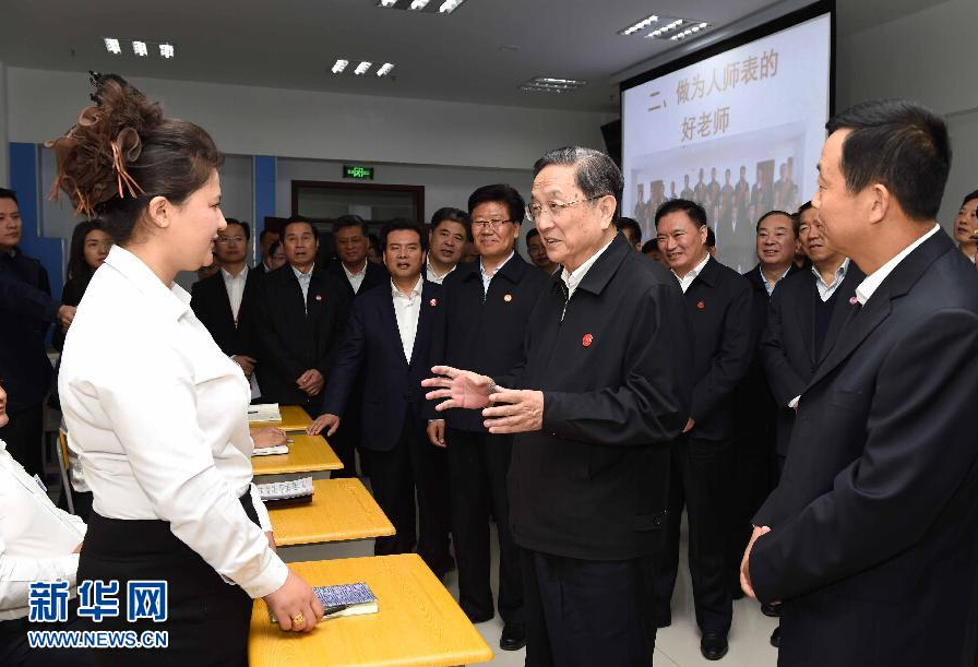 9月28日，中共中央政治局常委、全國政協(xié)主席、中央代表團(tuán)團(tuán)長俞正聲率中央代表團(tuán)部分成員赴祖國最西端的新疆克孜勒蘇柯爾克孜自治州看望慰問各族干部群眾。這是俞正聲來到克州雙語師資培訓(xùn)學(xué)校，與老師、學(xué)員交流談心。新華社記者 饒愛民 攝