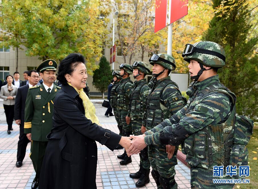 9月28日，中共中央政治局委員、國務(wù)院副總理、中央代表團(tuán)副團(tuán)長劉延?xùn)|率中央代表團(tuán)分團(tuán)赴阿克蘇地區(qū)、伊犁哈薩克自治州慰問，與各族干部群眾共度節(jié)日、共享歡樂。這是劉延?xùn)|在伊犁武警8660部隊(duì)駐地慰問官兵。新華社記者張領(lǐng)攝