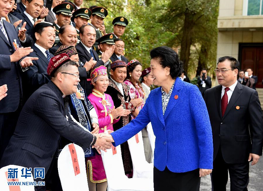 9月28日，中共中央政治局委員、國務(wù)院副總理、中央代表團(tuán)副團(tuán)長劉延?xùn)|率中央代表團(tuán)分團(tuán)赴阿克蘇地區(qū)、伊犁哈薩克自治州慰問，與各族干部群眾共度節(jié)日、共享歡樂。這是劉延?xùn)|接見伊犁黨政軍負(fù)責(zé)同志和各族各界人士、先進(jìn)模范、援疆干部代表等。新華社記者張領(lǐng)攝