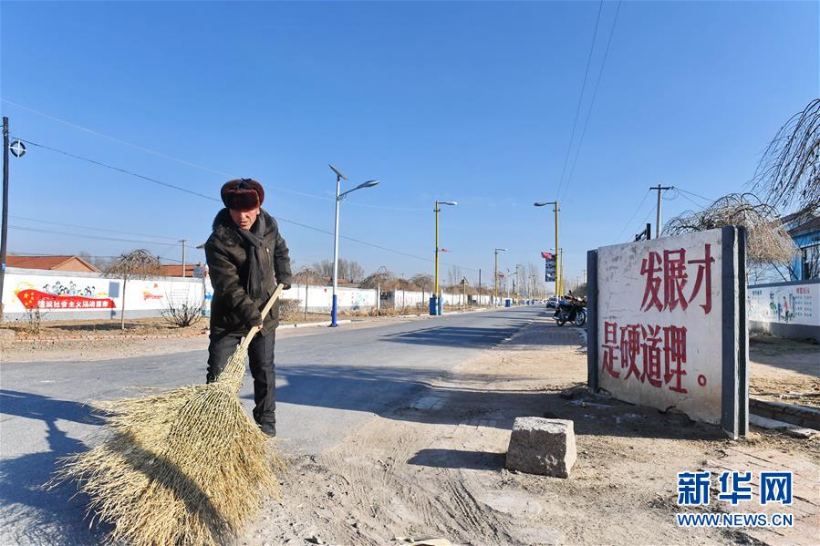 （新華全媒頭條·新時代新氣象新作為·圖文互動）（1）抬腳踏上水泥路，出門坐上公交車——我國竭力破除農(nóng)村交通“最后一公里”瓶頸