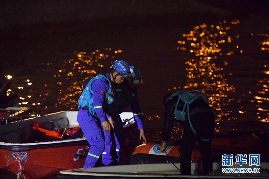 （重慶公交車墜江事故·圖文互動）（1）夜幕降臨，重慶萬州公交客車墜江事故救援工作仍在進行中