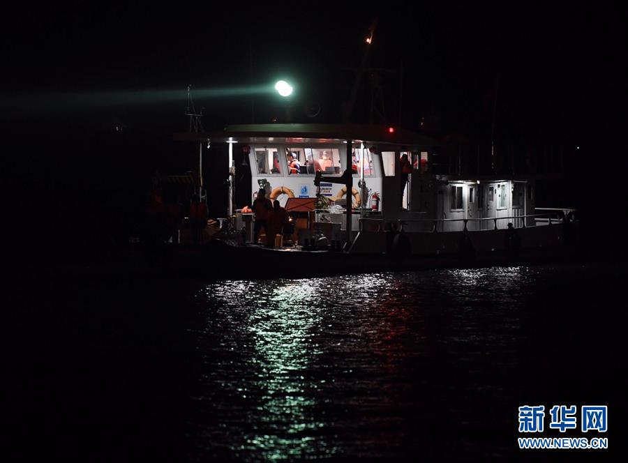 （重慶公交車墜江事故·圖文互動）（2）夜幕降臨，重慶萬州公交客車墜江事故救援工作仍在進行中