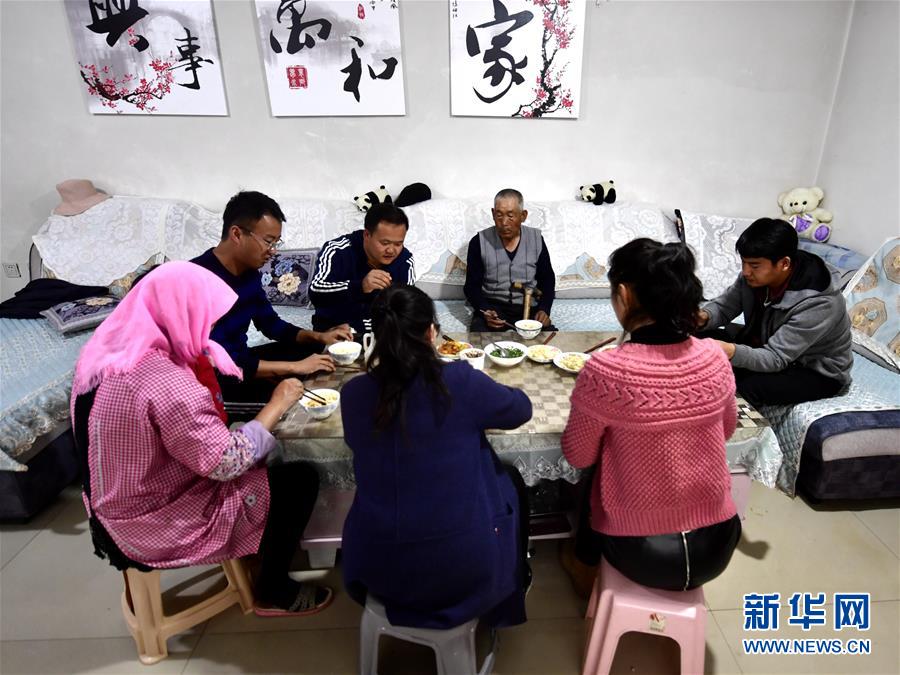 （圖文互動）（2）青海：“田間土炕”成為年輕干部培訓新課堂