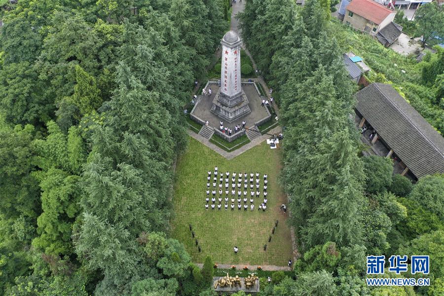 （壯麗70年·奮斗新時(shí)代——記者再走長征路·圖文互動(dòng)）（3）紅軍洞 紅軍路 紅巖村——永不止息的長征精神