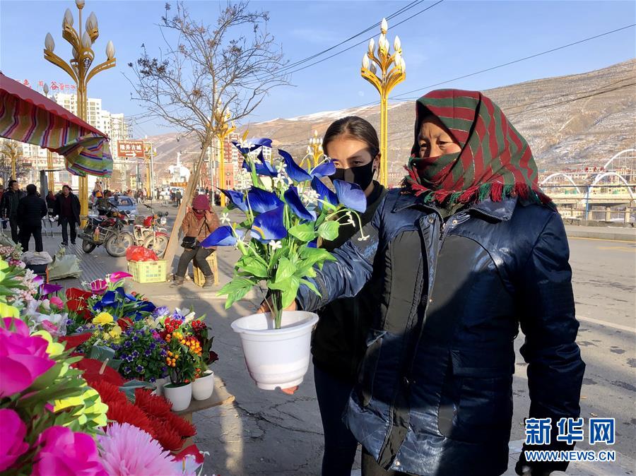 （新春走基層·圖文互動）（2）“只要備好年貨，新的一年就可以風(fēng)調(diào)雨順”——臘月藏區(qū)年貨市場見聞