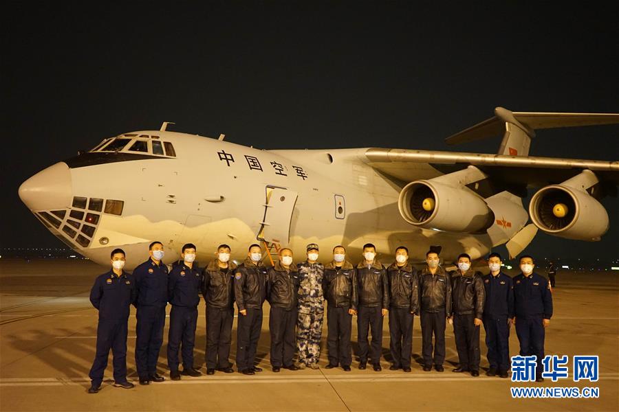 （新型肺炎疫情防控·圖文互動(dòng)）（2）除夕夜，他們這樣出征——空軍軍醫(yī)大學(xué)醫(yī)療隊(duì)出征武漢疫區(qū)見(jiàn)聞