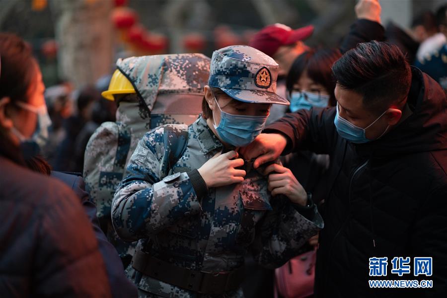 （新型肺炎疫情防控·圖文互動(dòng)）（1）除夕夜，他們這樣出征——空軍軍醫(yī)大學(xué)醫(yī)療隊(duì)出征武漢疫區(qū)見(jiàn)聞