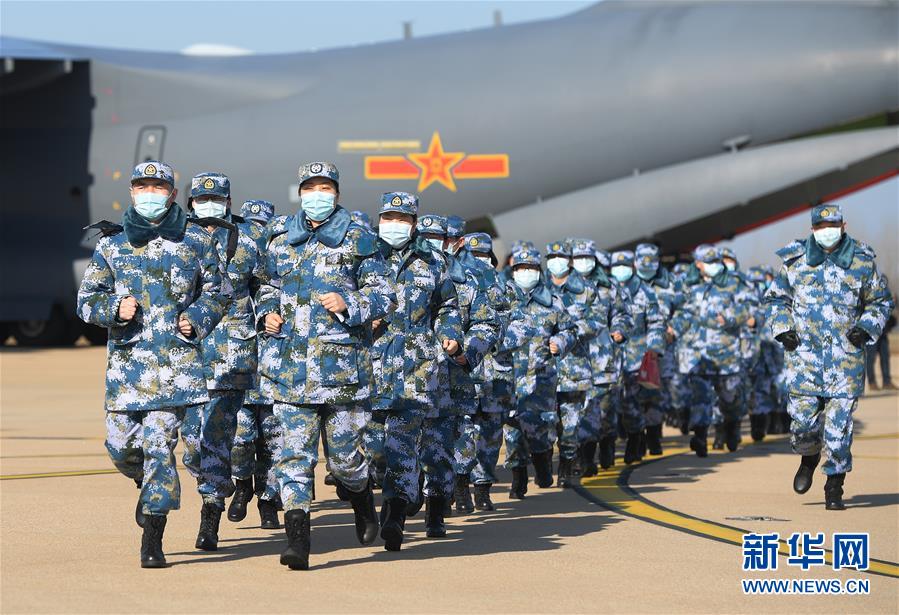 （聚焦疫情防控·圖文互動(dòng)）（9）空軍第四次向武漢大規(guī)模空運(yùn)醫(yī)療隊(duì)員和物資