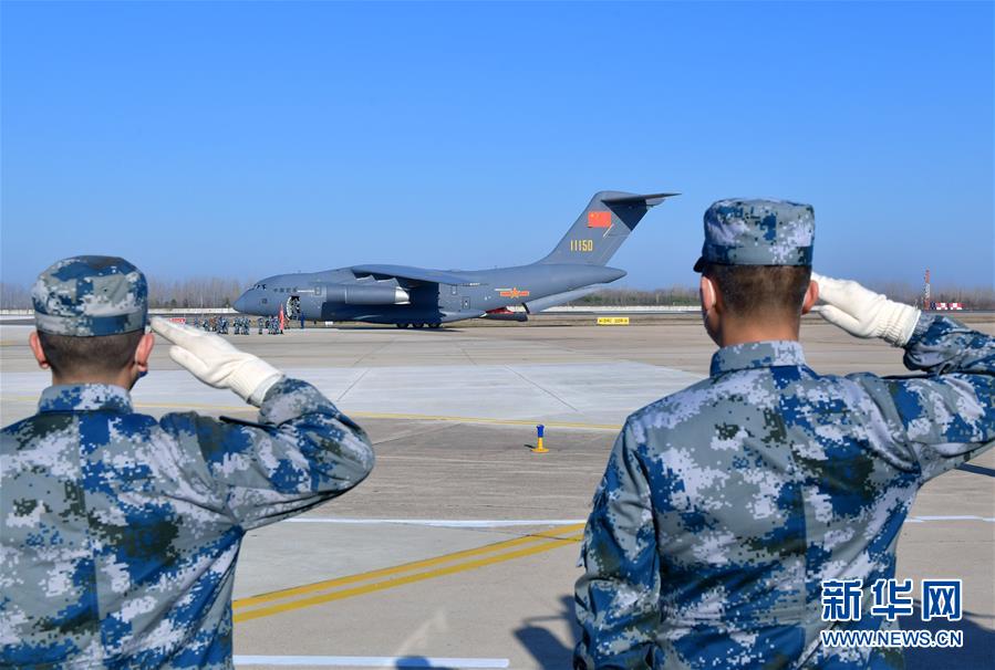 （聚焦疫情防控·圖文互動(dòng)）（12）空軍第四次向武漢大規(guī)模空運(yùn)醫(yī)療隊(duì)員和物資