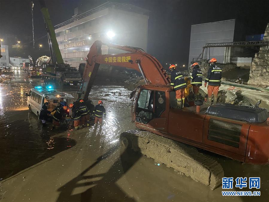 （新華網）（1）貴陽混凝土公司滑塌事故：搜救出9人中4人無生命體征 失聯3人還在持續(xù)搜救