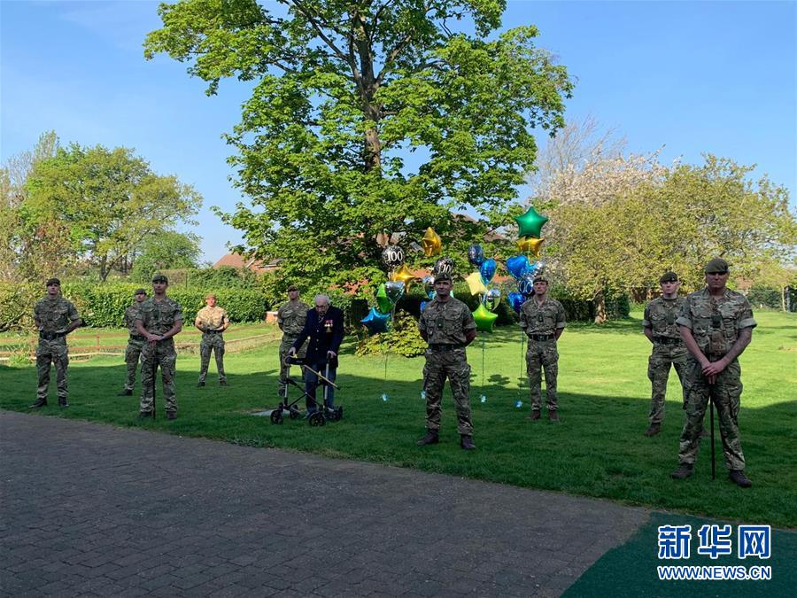 （國際疫情·圖文互動）（2）步行100圈的挑戰(zhàn)——英國99歲二戰(zhàn)老兵致敬戰(zhàn)“疫”勇者