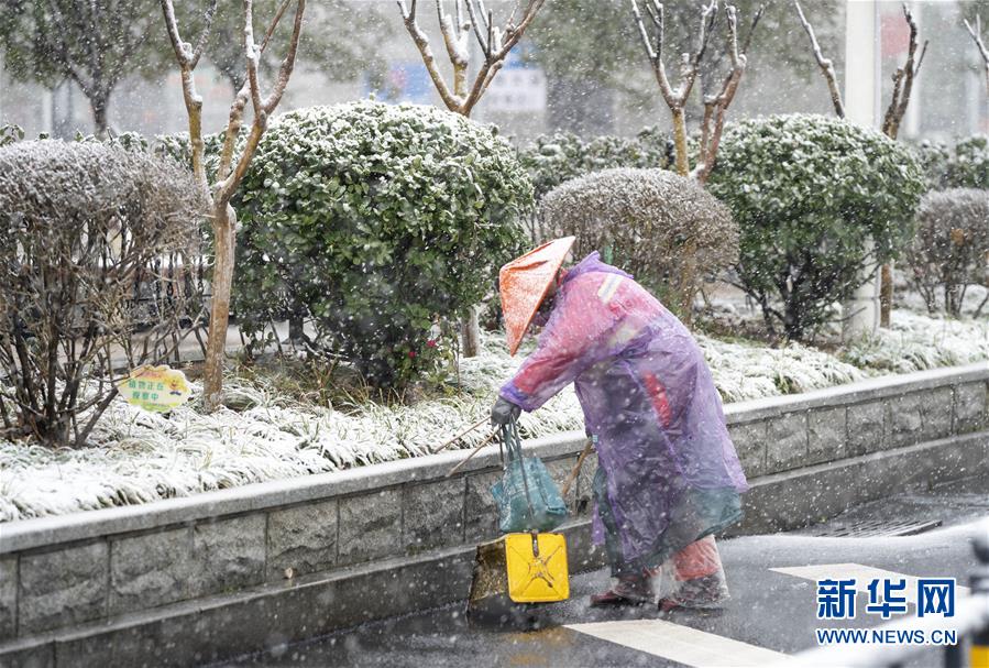 （新華全媒頭條·圖文互動(dòng)）（31）風(fēng)雨無阻向前進(jìn)——寫在全國(guó)疫情防控阻擊戰(zhàn)取得重大戰(zhàn)略成果之際