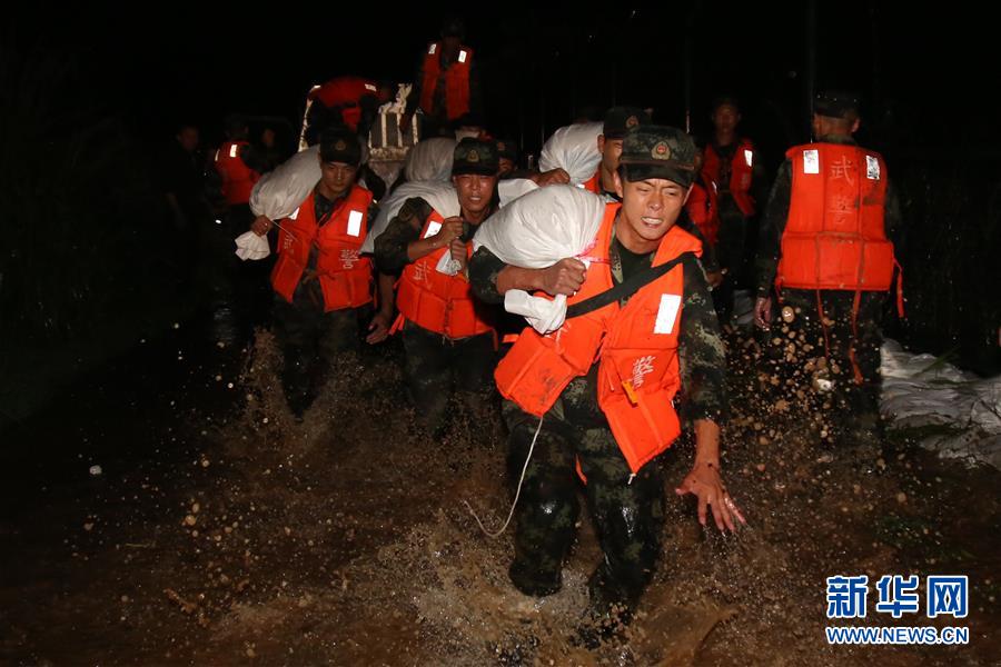 （圖文互動(dòng)）（1）武警官兵持續(xù)奮戰(zhàn)多地洪澇災(zāi)害搶險(xiǎn)救援一線