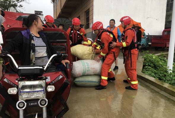 風(fēng)雨擺渡人——消防救援隊(duì)伍抗洪救災(zāi)特寫