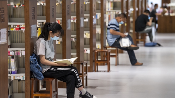 圖書館里過(guò)假期