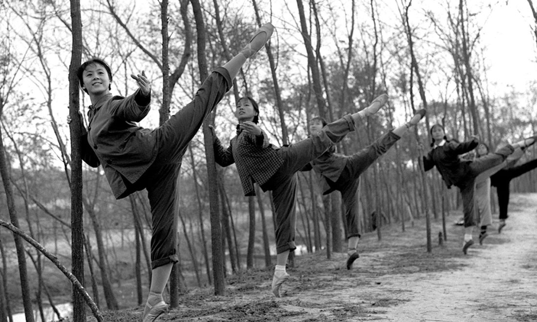 1972年秋，上海市舞蹈學(xué)校《白毛女》劇組的演員們來到上海市金山縣金衛(wèi)公社參加勞動鍛煉，在農(nóng)村也堅持練功。新華社記者黃田寶攝