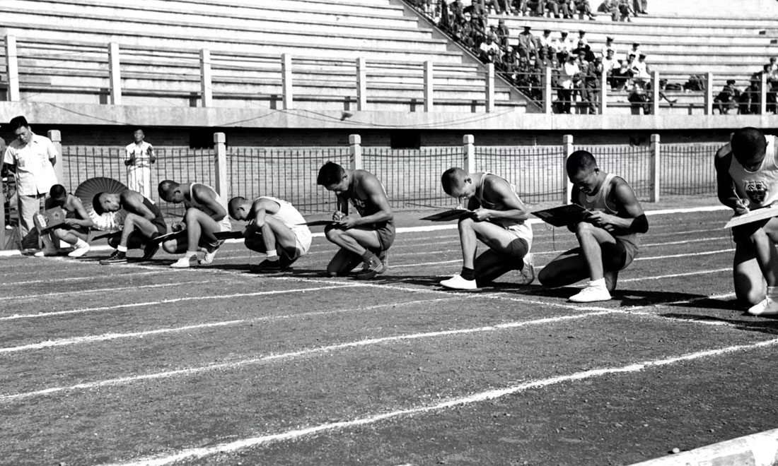 1952年8月2日，慶祝中國人民解放軍建軍25周年全軍運(yùn)動會在北京舉行，運(yùn)動員在進(jìn)行識字賽跑比賽。新華社記者岳國芳攝