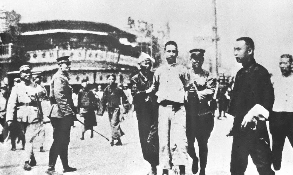 1927年4月12日 “四?一二”反革命政變，國民黨反動派捕殺大批共產(chǎn)黨員和工人、學(xué)生、群眾