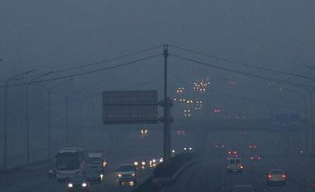 京津冀等8省市大霧襲城