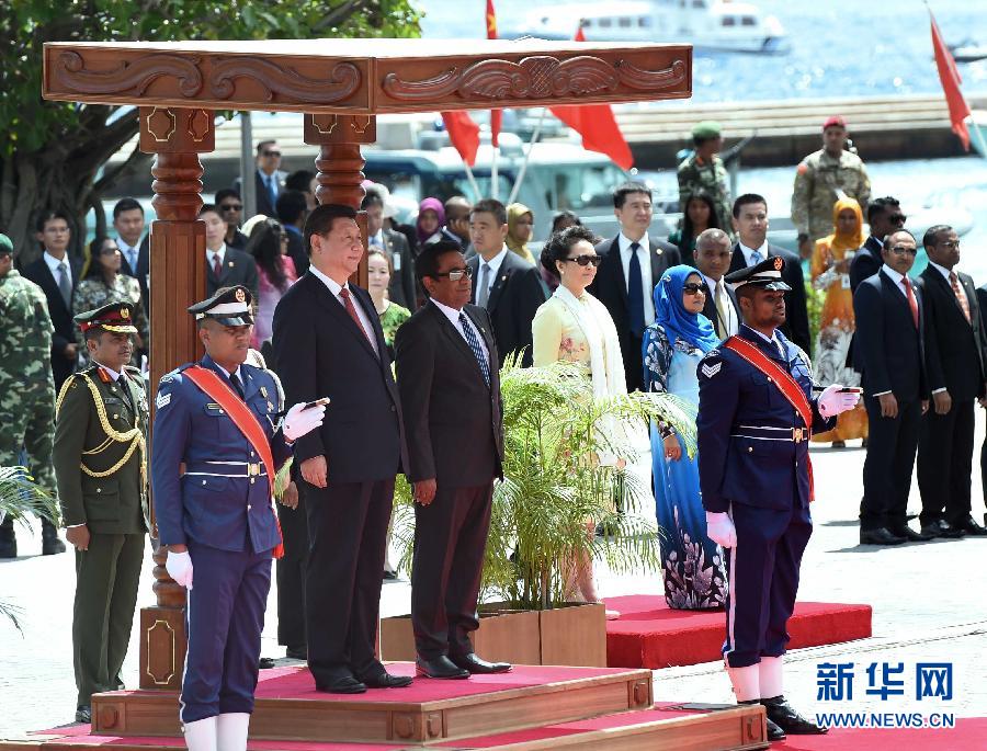 9月15日，國(guó)家主席習(xí)近平同馬爾代夫總統(tǒng)亞明在馬累舉行會(huì)談。會(huì)談前，亞明在共和國(guó)廣場(chǎng)為習(xí)近平舉行歡迎儀式。 新華社記者 馬占成 攝