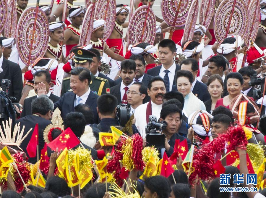 9月16日，國家主席習近平抵達科倫坡，開始對斯里蘭卡進行國事訪問。在班達拉奈克國際機場，習近平和夫人彭麗媛受到拉賈帕克薩總統(tǒng)夫婦熱情迎接。新華社記者黃敬文攝 