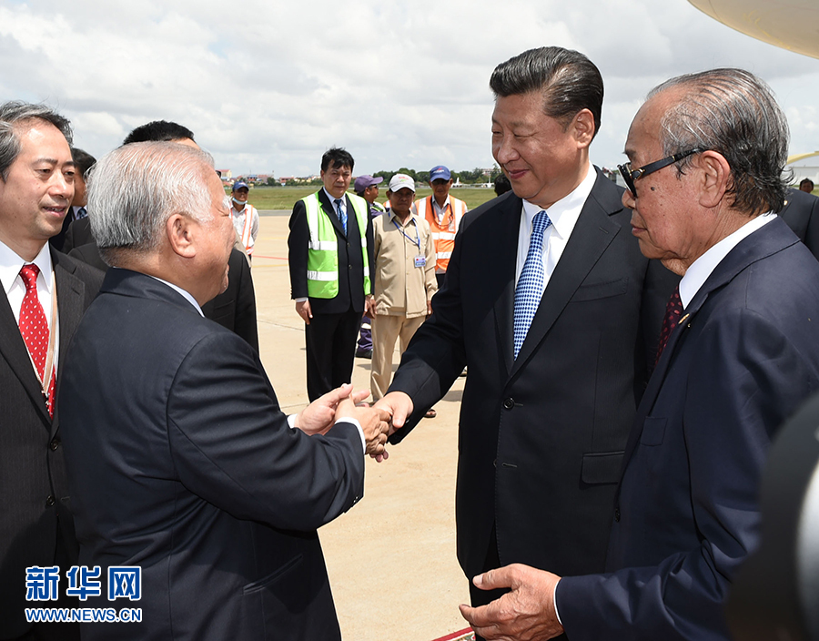 10月13日，國(guó)家主席習(xí)近平乘專(zhuān)機(jī)抵達(dá)金邊國(guó)際機(jī)場(chǎng)，開(kāi)始對(duì)柬埔寨王國(guó)進(jìn)行國(guó)事訪(fǎng)問(wèn)。柬埔寨副首相兼王宮事務(wù)大臣貢桑奧親王和夏卡朋親王、阿倫公主等在舷梯旁熱情迎接習(xí)近平主席。新華社記者　謝環(huán)馳　攝