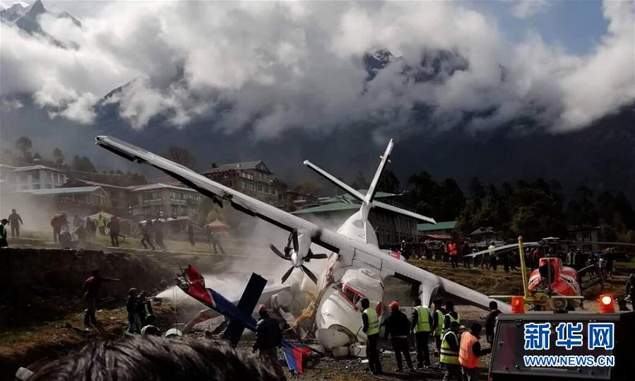 （國(guó)際）（1）珠峰南坡一小飛機(jī)撞直升機(jī)2人死亡